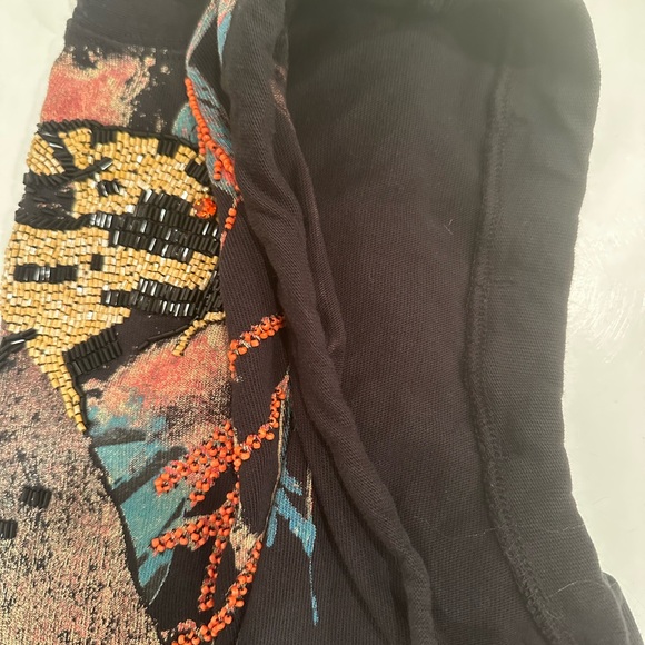 Black Sleeveless Graphic Top - Picture 9 of 10